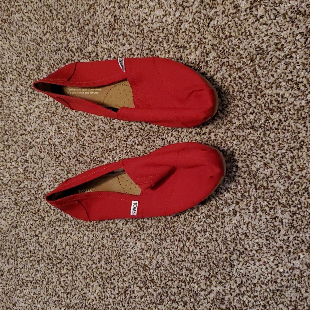 Brand new size 8 RED TOMS